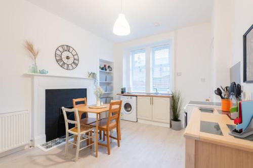 a kitchen and dining room with a table and chairs at Glengate - Traditional home in Kirriemuir in Kirriemuir