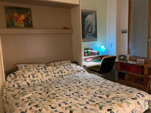a bed in a bedroom with a desk and a bed sidx sidx sidx at Appartement contemporain Les Tulipes, 2 personnes à 300 m du lac de Gérardmer in Gérardmer