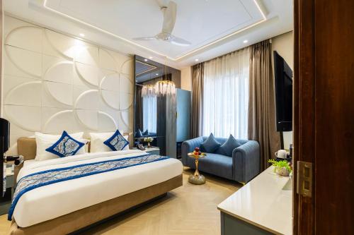 a hotel room with a bed and a couch at Hotel Bella Express in New Delhi