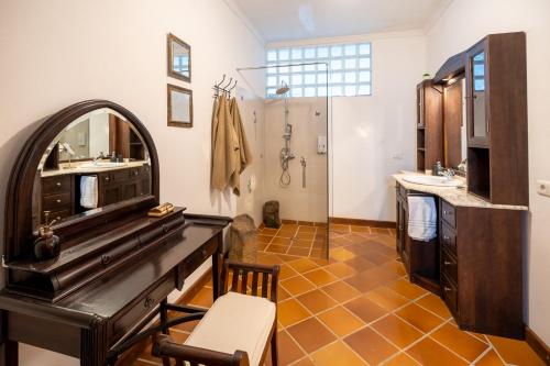a bathroom with a sink and a vanity with a mirror at Villa Alfalfa in Puerto del Rosario