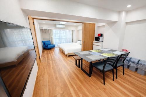 新宿 歌舞伎町 Shinjuku Kabukicho Newly Renovated Spacious 3Bedroom with 6 Beds, 2 Bathrooms & 2 Toilets 步行到JR新宿駅10分 東新宿4分 新宿三丁目5分 直达渋谷原宿秋葉原