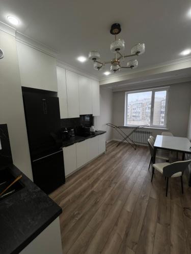 una stanza con cucina e sala da pranzo con tavolo di STA Apartment a Bishkek