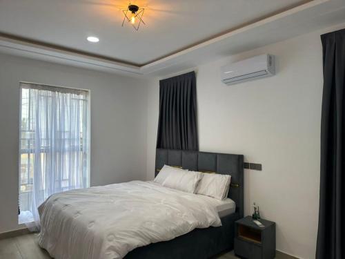 a bedroom with a bed and a ceiling fan at Happy Home in Trofwi