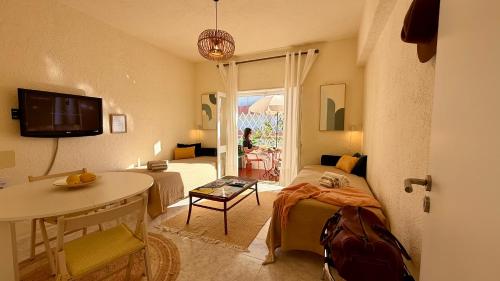 a living room with a couch and a table at 2BR a 400m da praia Surf e Relax a 50min de Lisboa in Santa Cruz