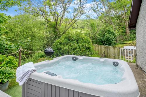 a jacuzzi tub sitting in a yard at 3 Bed in Llanberis oc-bow192 in Dinorwic