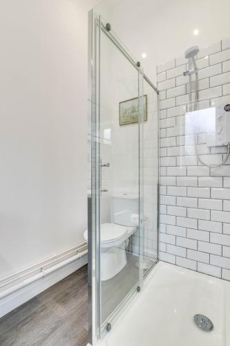 a glass shower in a bathroom with a toilet at 3 Bed in Woodbridge oc-30mor in Woodbridge