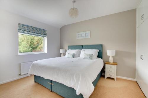 a bedroom with a large bed and a window at 3 Bed in Woodbridge oc-30mor in Woodbridge