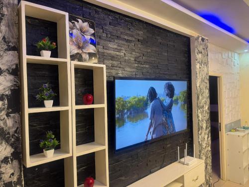 Televisor o centre d'entreteniment de Mahmoud