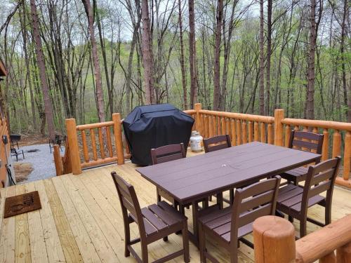 a wooden deck with a picnic table and chairs at Jack of Hearts in Rockbridge