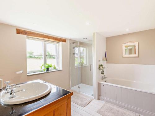 a bathroom with a sink and a bath tub at 3 Bed in Appleby-in-westmorland oc-94764 in Brampton