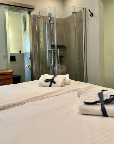 a bedroom with a bed with towels and a shower at V06 Seasidevilla Vlissingen in Vlissingen