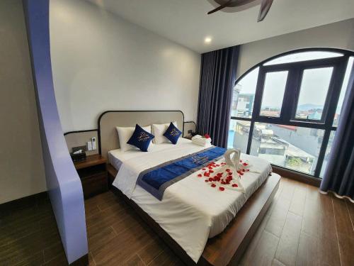 a bedroom with a large bed with a large window at Lâm Luxury Hotel Lào Cai in Chơ Mơi