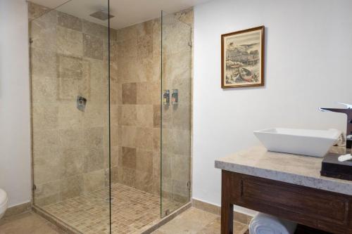 a bathroom with a shower and a sink at Pasaje Las Rosas in Cuernavaca
