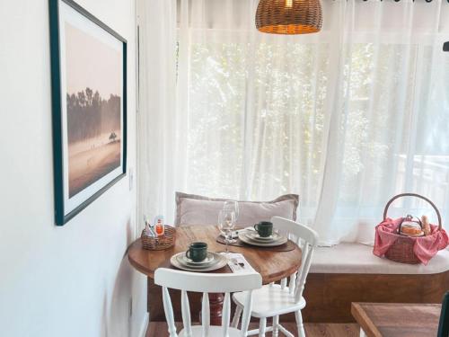 a dining room with a table and chairs and a window at Chalé Villa Mount in Timbe do Sul