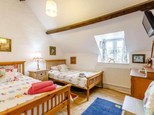 a bedroom with two beds and a window at 2 Bed in Lechlade oc-40192 in Langford