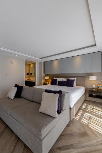 a bedroom with a large bed and a couch at Isaaya Hotel Boutique by WTC in Mexico City