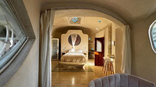 a bedroom with a bed in the middle of a hallway at Calle Ouvert in Mérida