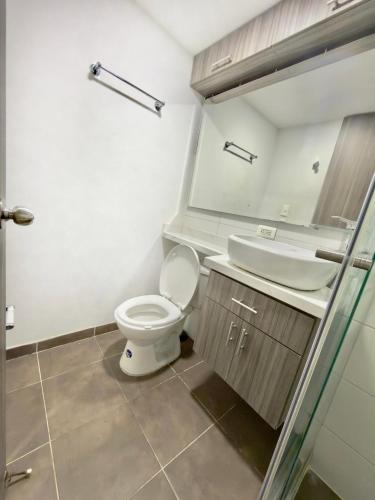 a bathroom with a toilet and a sink at Apartamento Premier in Ibagué
