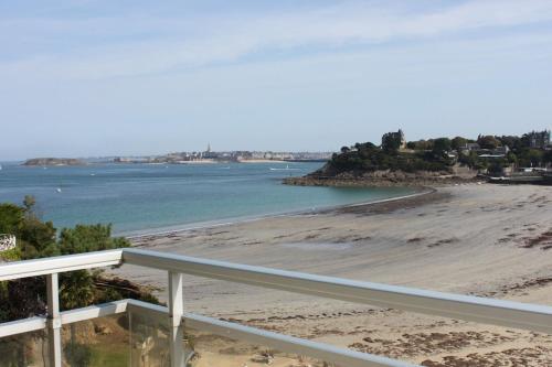 Emerald Escape - Saint-Malo View, Beach at Your Doorstep, Parking