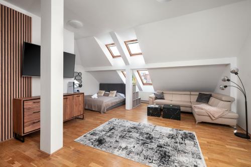 Sky Loft near Center 220m, AC, PS5, Free Parking