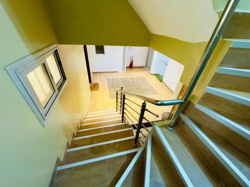 een uitzicht op een trappenhuis met een bankje in een huis bij M&D hebergement in Dakar