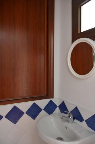 a bathroom with a sink and a mirror at Casa Antonio in Valle Gran Rey