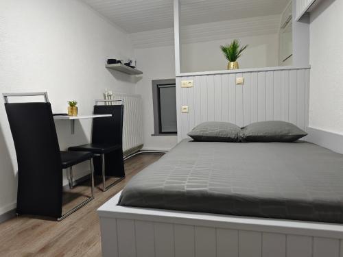 a bedroom with a bed and a desk in it at Chambre confortable pour 2p in Ostend