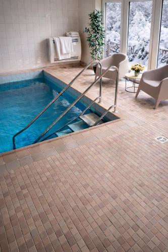 a bathroom with a swimming pool in the floor at Moderne Wohnung mit Privatpool in Büsum