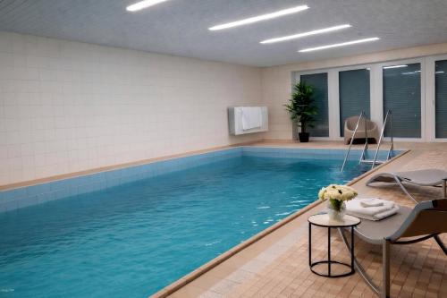 a swimming pool in a hotel room at Moderne Wohnung mit Privatpool in Büsum