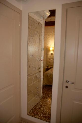 a mirror reflection of a room with a bedroom at B&B Al Pozzo di Luce in Venice