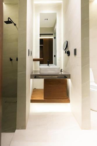 a bathroom with a sink and a shower at Hotel Agua de Plata in San Luis Potosí