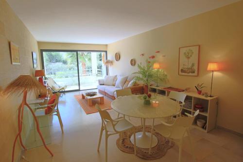 air-conditionned apartment 2 bedrooms & bathrooms with refined decoration