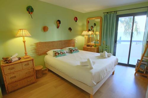 air-conditionned apartment 2 bedrooms & bathrooms with refined decoration