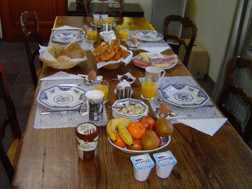 Un restaurante o sitio para comer en Chambres d'hotes Le Haut de la Tuilerie