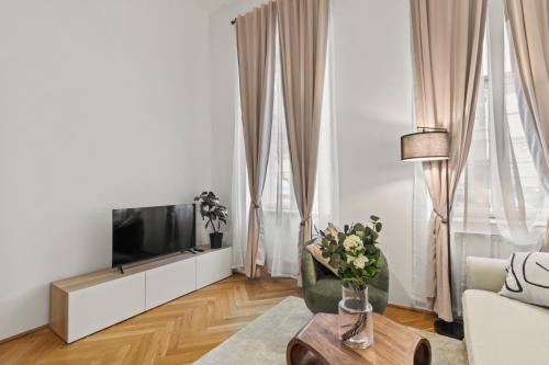 Roomy 2BR Apartment - U6 Metro Nearby
