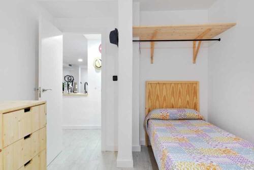 a bedroom with a bed with a wooden headboard at Alojamiento Simon 1 Murcia in Murcia
