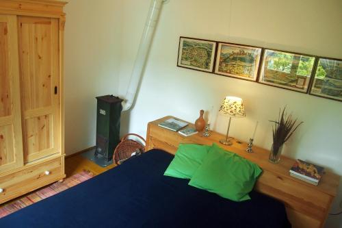 um quarto com uma cama e uma secretária com um candeeiro em Orgona Ház em Szécsény