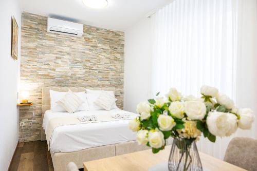 เตียงในห้องที่ Split Varos Inn
