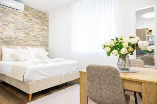 เตียงในห้องที่ Split Varos Inn