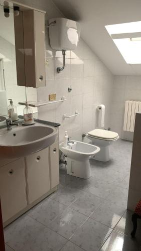 a bathroom with a sink and a toilet at La Panchina sul Corso in Grassano