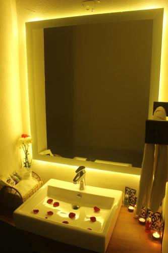 a bathroom with a sink and a large mirror at Hotel Boutique La Casona de Don Porfirio in Jonotla