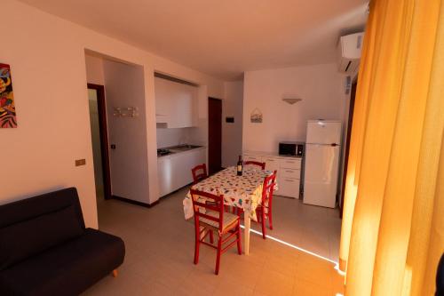 a kitchen and dining room with a table and chairs at Casa Onde & Tramonti in Marina di Grosseto