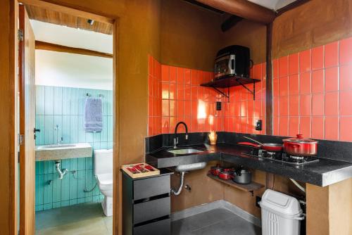a kitchen with a sink and a toilet at Chalé com hidro em meio a natureza in Brasília