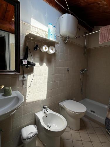 a bathroom with a toilet and a sink at Le dimore del Mercante in Luco neʼ Marsi