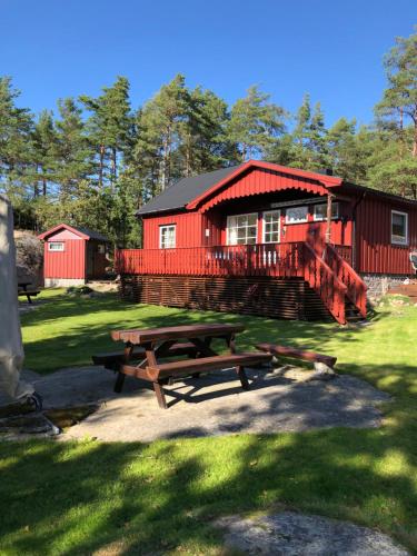 a picnic table in front of a red building at Flott hytte - Enhus, Kråkerøy in Fredrikstad