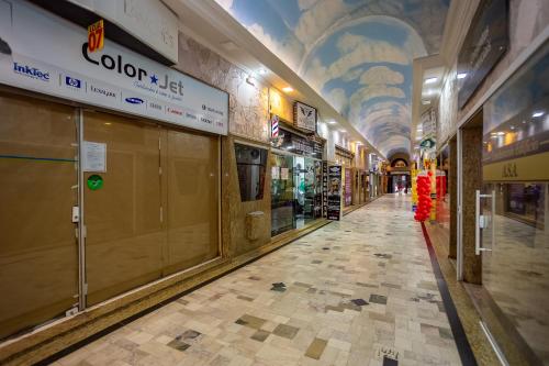 an empty hallway in a shopping mall at Edifício ASA- ASA001 in Curitiba