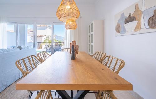 Modern Luxurious 3-Bedroom Residence with Resort Amenities