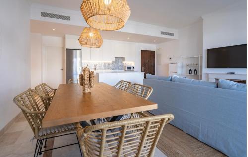 Modern Luxurious 3-Bedroom Residence with Resort Amenities