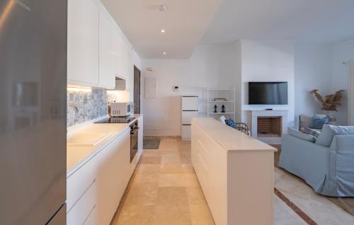 Modern Luxurious 3-Bedroom Residence with Resort Amenities