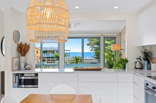 a kitchen with a view of the ocean at 2-Bed Townhouse with Outdoor Area in Long Beach